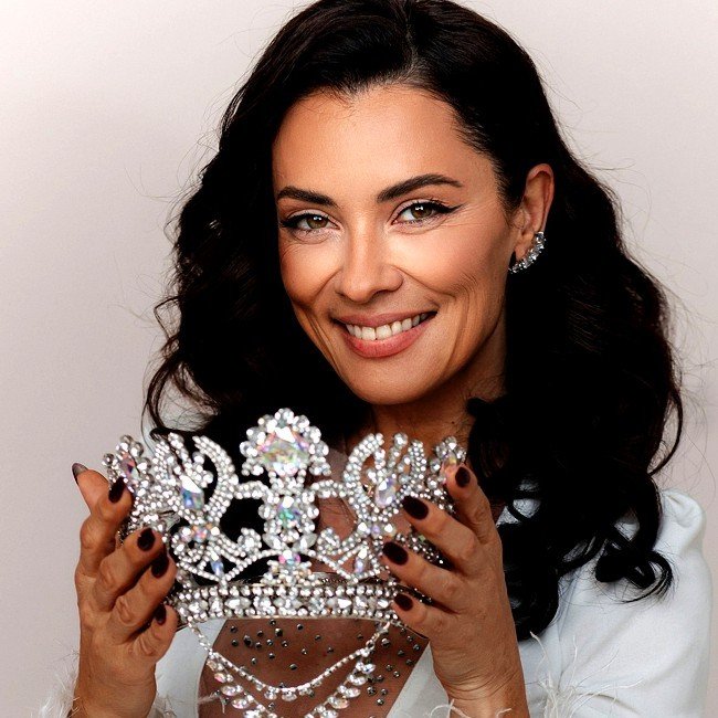 Marina Kamaeva Showing Her Crown in Hand