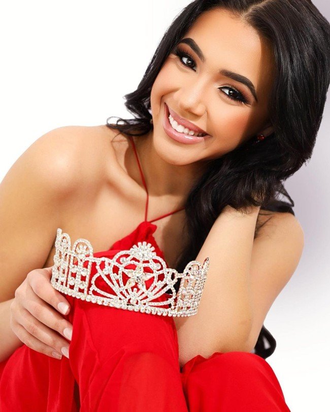 Yanelyn Quintana Crown in Hand