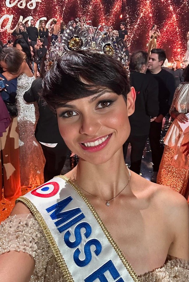 Eve Gilles is crowned Miss France 2024